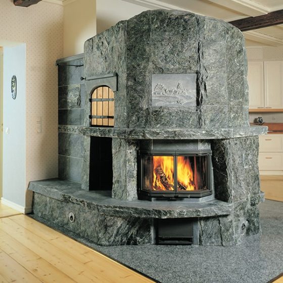 Дровяной камин LOHKARETAKKAHELLA Tulikivi